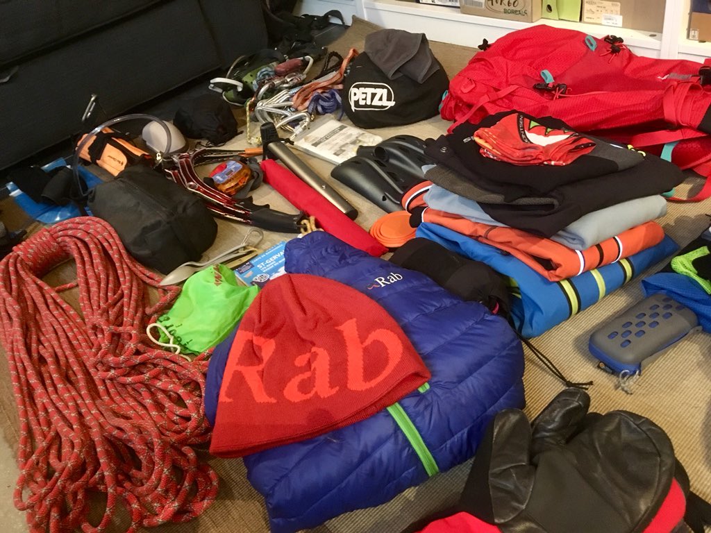 elpiani's tweet photo. Cuando llega ese momento en el que tras muchos entrenos llega el momento de prepararlo todo y sientes ese pellizco en el estómago. #montaña #skimo #GedeForEver #GrZero #WeAreRab @PelGede @cegraciacat https://t.co/TRyqbxwNo9