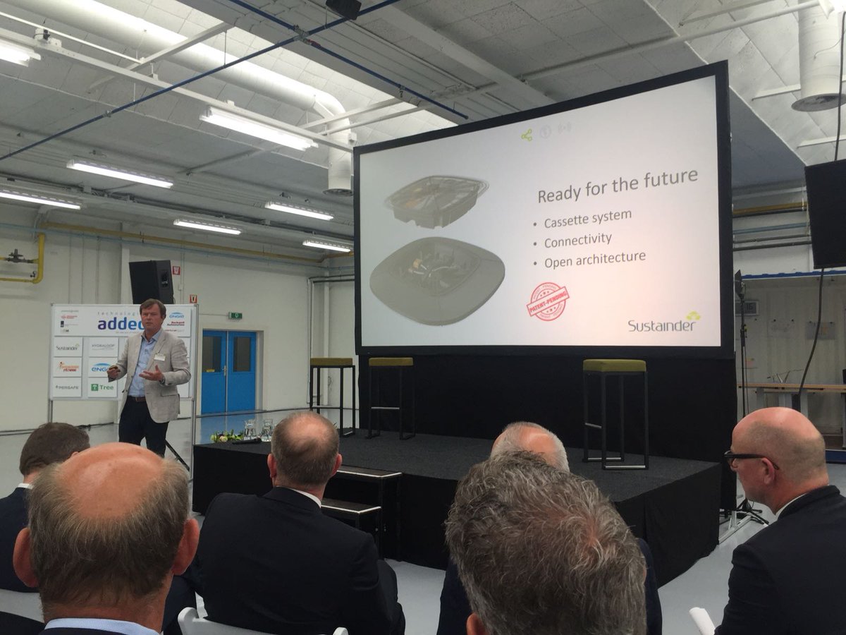 sustainder's tweet photo. Aanwezig bij de stakeholdersbijeenkomst van Technologies Added in Emmen. Trots dat we als partner van het eerste uur betrokken zijn bij de ontwikkeling van deze unieke @SharedFactory. Gefeliciteerd met de opening van de eerste flexibele productielijn! 🍾 https://t.co/qyFdbMmXOD