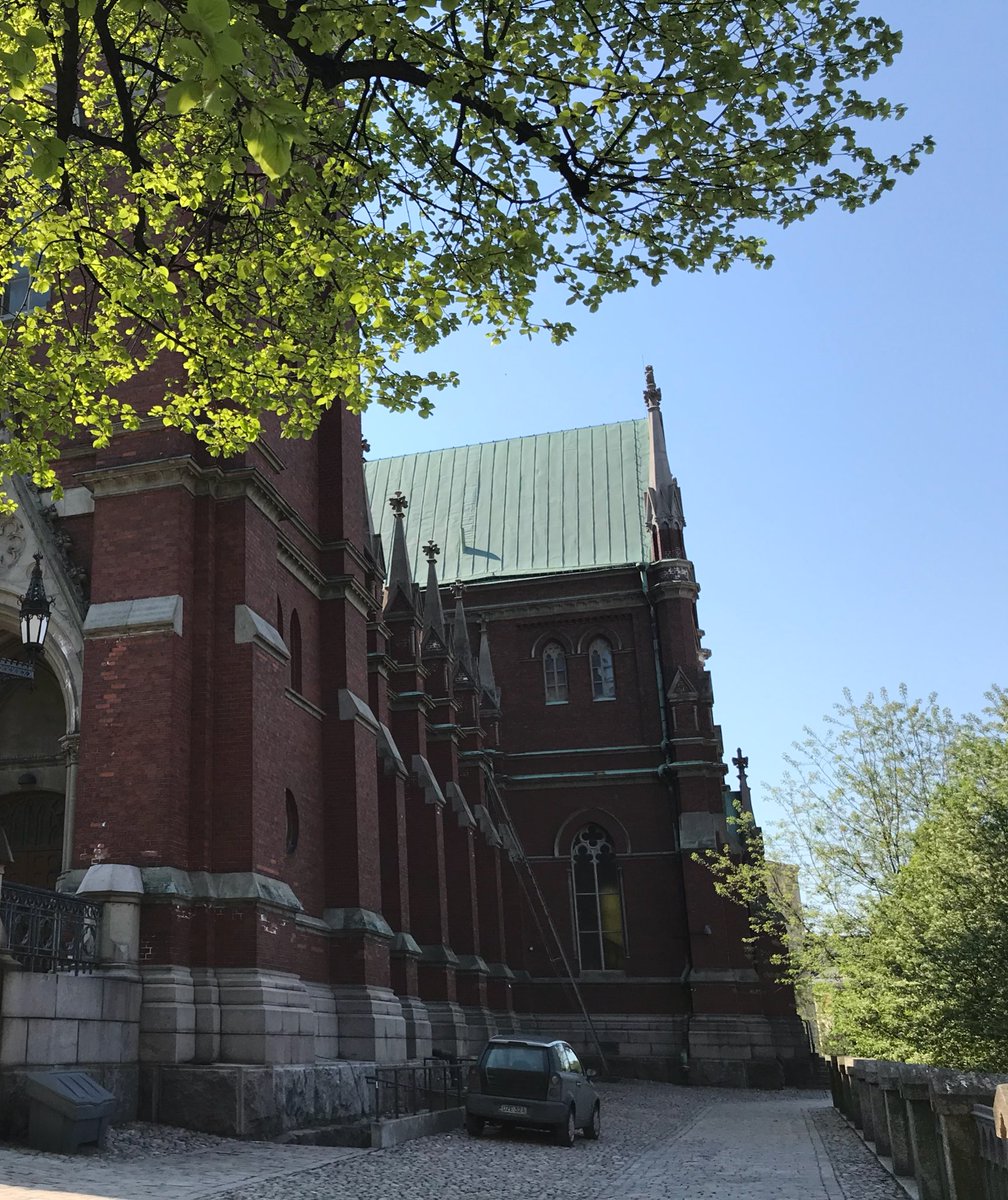 SimonLtlStick's tweet photo. What connects the traditional Institution Church with an modern electric car?... A cable ☝🏻 https://t.co/bjJW1Q2Vly