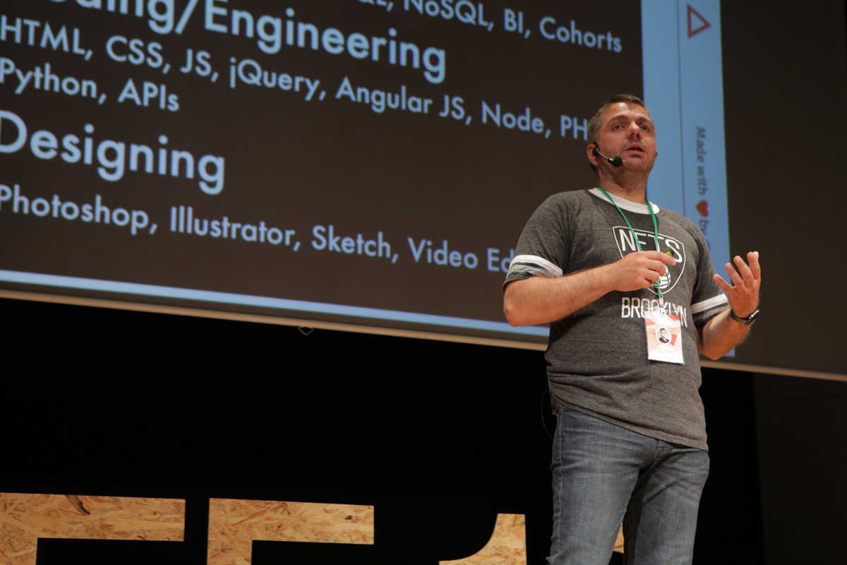 Growth hacking στη σκηνή του #SocialExperienceForum! Ο Θεόδωρος Μουλός από την <a href="/growthrocks/">GrowthRocks</a> εξηγεί πως το growth hacking φέρνει πωλήσεις στις επιχειρήσεις.  

#SEF18 #SOCIALEXPERIENCEFORUM