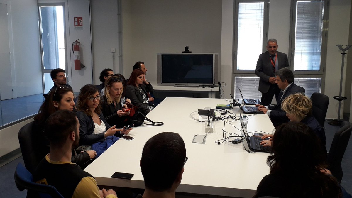 TIM_Enterprise's tweet photo. Al #TIMDataCenter @vbonanno ci parla dell'offerta e dei servizi che @TIM_Official dispone, suddivisi in 6 Data Center e 3 Centri Servizi per il mercato, distribuiti su tutto il territorio nazionale.
@UniLUMSA @gdt62 @UniLUMSA https://t.co/gKXPDTXX4T