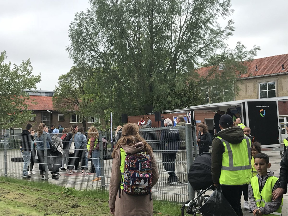Omrin's tweet photo. Glocal Links is gestart door wethouder Deinum van @Gemeente_Lwd en directeur Kuipers van Omrin. Heechterp wordt schoon dankzij de kinderen uit de buurt. Van het gevonden plastic maakt @Plastic_F_NL mooie dingen in de plastic fabriek! #GlocalLinks #zwerfafval #Mienskip https://t.co/KVTxwPZa4M