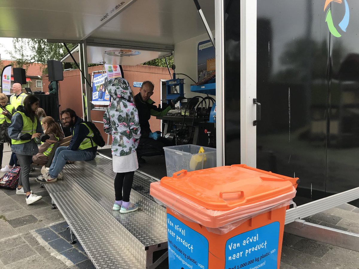 Glocal Links is gestart door wethouder Deinum van <a href="/Gemeente_Lwd/">Gemeente Leeuwarden</a> en directeur Kuipers van Omrin. Heechterp wordt schoon dankzij de kinderen uit de buurt. Van het gevonden plastic maakt <a href="/Plastic_F_NL/">PlasticFantastic</a> mooie dingen in de plastic fabriek! #GlocalLinks #zwerfafval #Mienskip