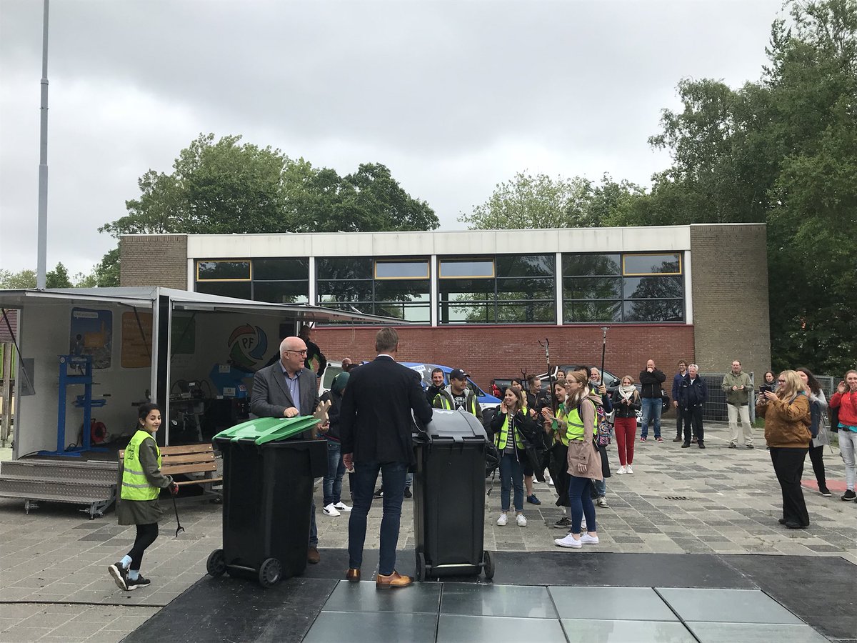 Omrin's tweet photo. Glocal Links is gestart door wethouder Deinum van @Gemeente_Lwd en directeur Kuipers van Omrin. Heechterp wordt schoon dankzij de kinderen uit de buurt. Van het gevonden plastic maakt @Plastic_F_NL mooie dingen in de plastic fabriek! #GlocalLinks #zwerfafval #Mienskip https://t.co/KVTxwPZa4M