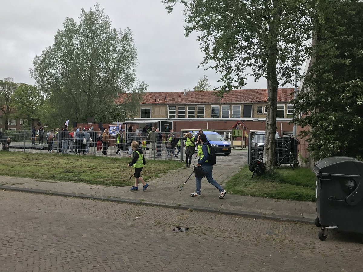 Omrin's tweet photo. Glocal Links is gestart door wethouder Deinum van @Gemeente_Lwd en directeur Kuipers van Omrin. Heechterp wordt schoon dankzij de kinderen uit de buurt. Van het gevonden plastic maakt @Plastic_F_NL mooie dingen in de plastic fabriek! #GlocalLinks #zwerfafval #Mienskip https://t.co/KVTxwPZa4M