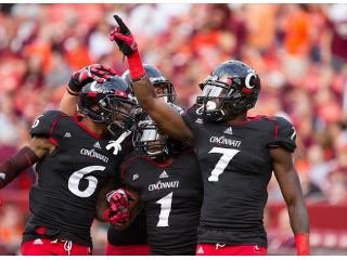 LevontaejCamiel's tweet photo. Blessed to Receive my First offer from The University Of Cincinnati 🔴⚫️ #GoBearcats @brianlallen55 @GinoGuidugli @FloGrown_38 #ThanksCoachAllen https://t.co/4Ec6IjAXUd