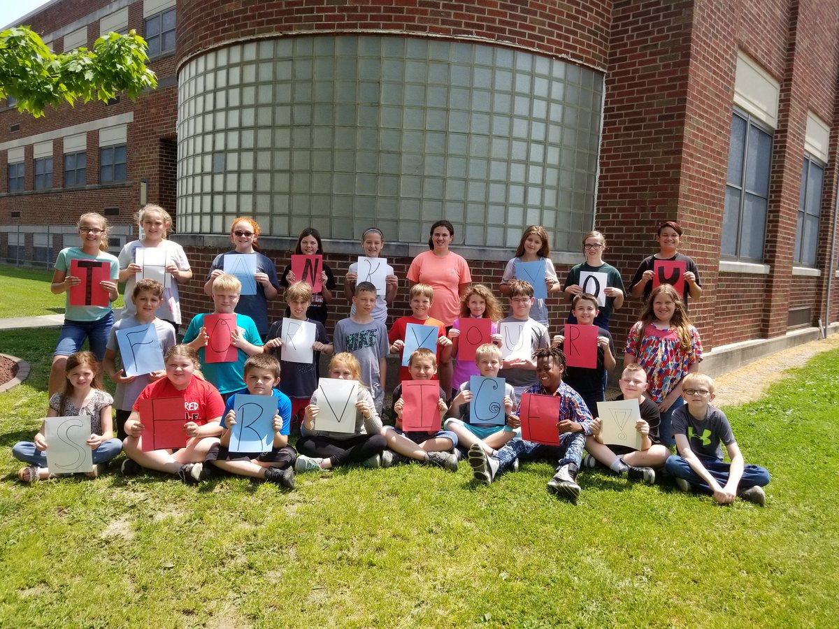 mrsharv98's tweet photo. I hope if they got anything out of class this year, they learned about sacrifices, respect for our country, and integrity! #learnwith112 https://t.co/fSLI59FjUf