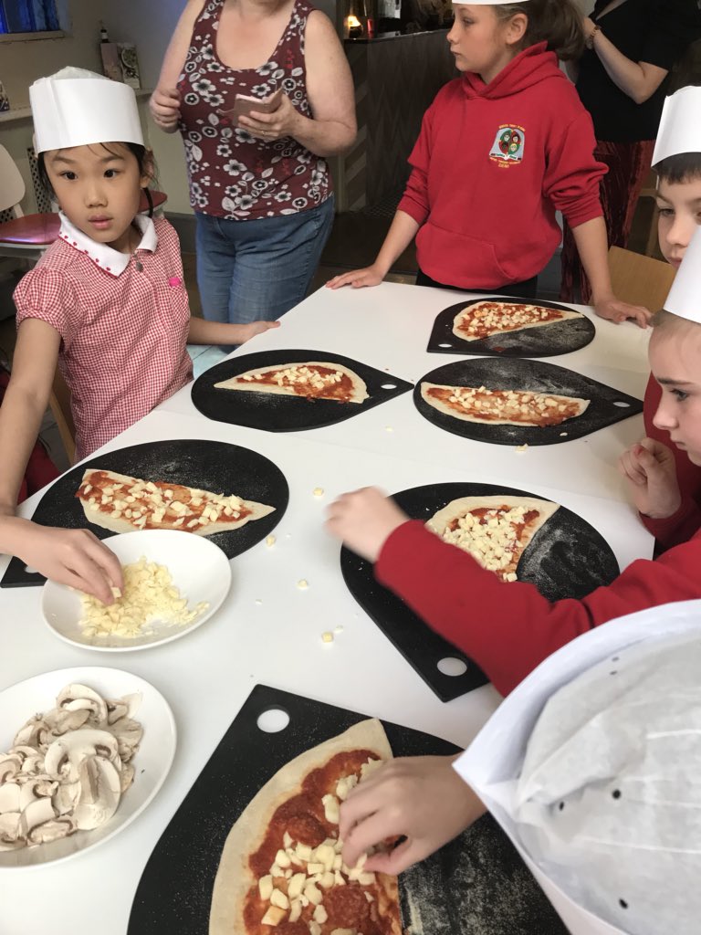 Big thank you to @ASKItalian @ASKItalianSwans for letting our Y3/4 pupils create pizzas!! #TRPcom