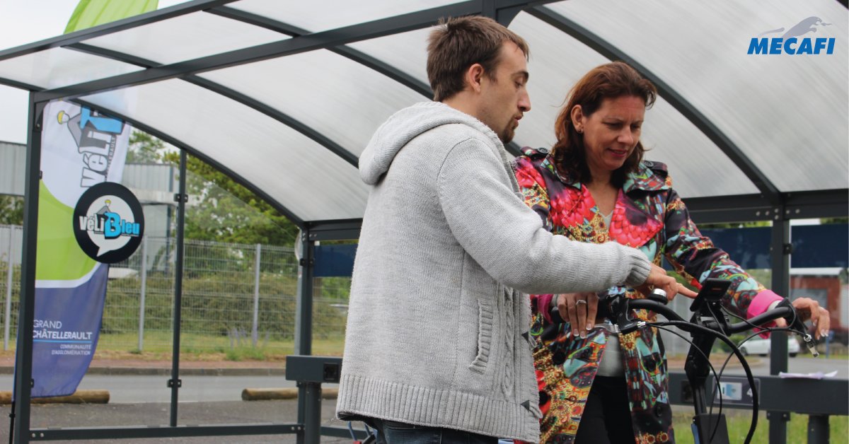 MECAFI_Nexteam's tweet photo. [Territoire] Sylvie a testé les vélos électriques de #GrandChatellerault "C'est un bonheur. Je suis prête pour le Tour de France avec ça !" Commençons par les trajets domicile-travail 😉 en + les 30 premières minutes sont gratuites ! Alors, qui rejoint Sylvie sur les #Velibleu ?! https://t.co/3iO9sWCHBd