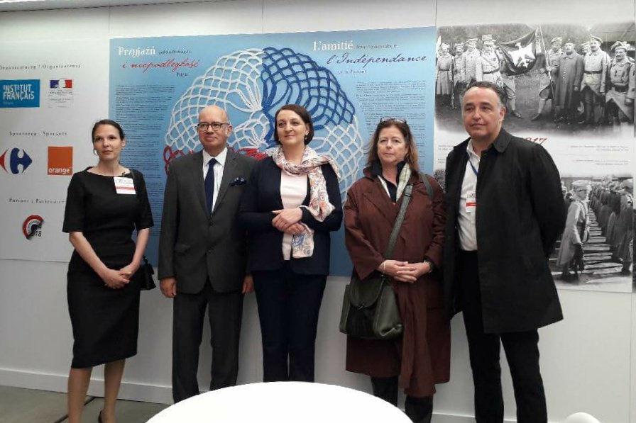 Amb_Francji's tweet photo. 9. #WTK to dla Francji coś więcej niż "ogromna księgarnia", to spotkanie wspólnych wartości, kultury i wymiany myśli. Zapraszam na 🇫🇷 stoisko 99/D11 i wystawę "Przyjaźń polsko-francuska i niepodległość Polski" #PL100 @MKiDN_GOV_PL @IFP_Varsovie #wtk2018 #targiksiazki @hannagw https://t.co/AlJqHzJPfW