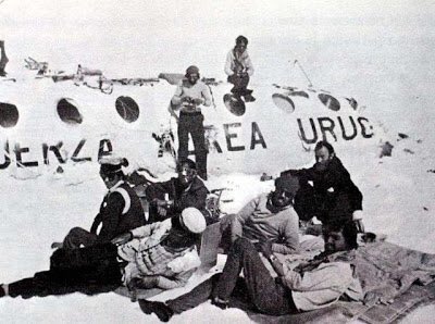 askomartin's tweet photo. Cada vez que estes cansado, frustado, con hambre, frio, a punto de tirar la toalla, lee sobre muchachos uruguayos del equipo de rugby de @oldchristians de los años ‘70. Ellos son el ejemplo eterno de no bajar los brazos y valorar lo más lindo que tenemos: la vida. 💪🏻🏉🇺🇾☘️ https://t.co/uFbAkaEcIq