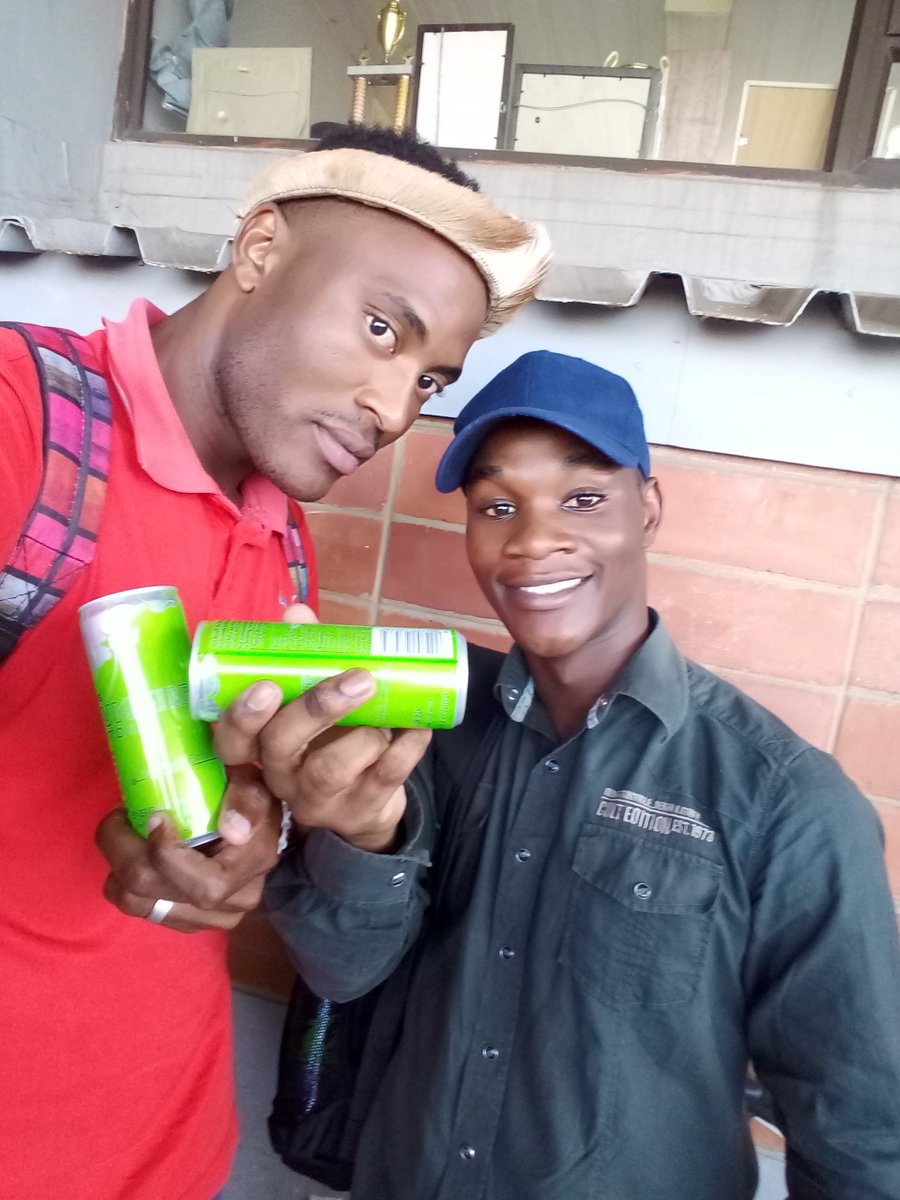 MtshaliMA1's tweet photo. #Radiodut Sishaya #RedBull nobafo #godide_3 😋 https://t.co/d6b1dYbSki