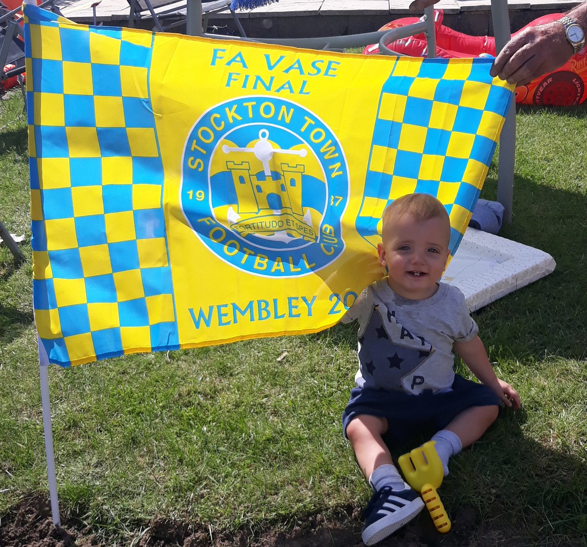 lisbonfoxy's tweet photo. @stockton_townfc @andyclint @Jwardswifty little Fred Fox is ready UTA #bringtrophyhome #bringbacklmt https://t.co/Y57lxrBP0I