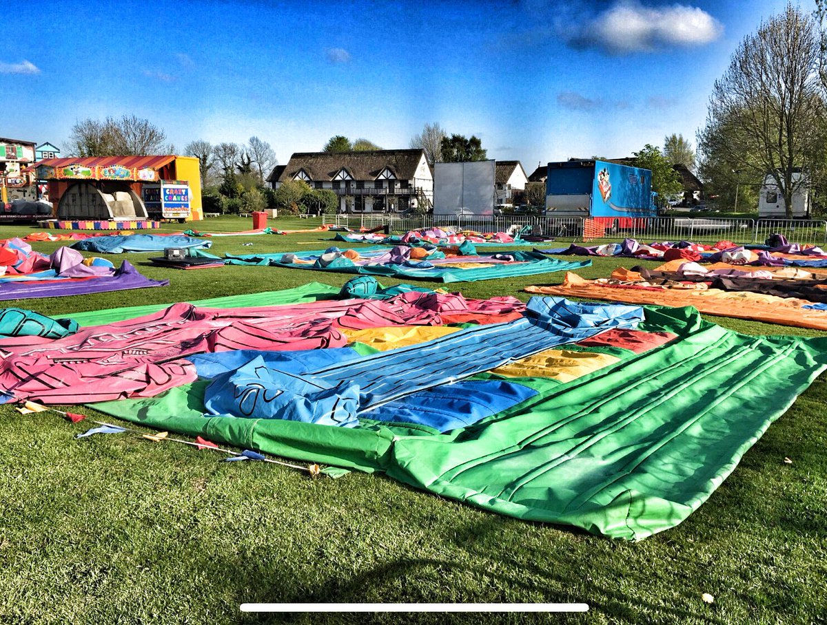 OwdNellsTavern's tweet photo. Donβt feel deflated because of a little rain π¦!!!! The @BBCWthrWatchers Back to baking on #Saturday !!! Stay local & start the #bankholiday #weekend off #canalside πππ #bubbleNbounce starts #Sunday πβοΈβοΈβοΈ https://t.co/ugQkobH5sI