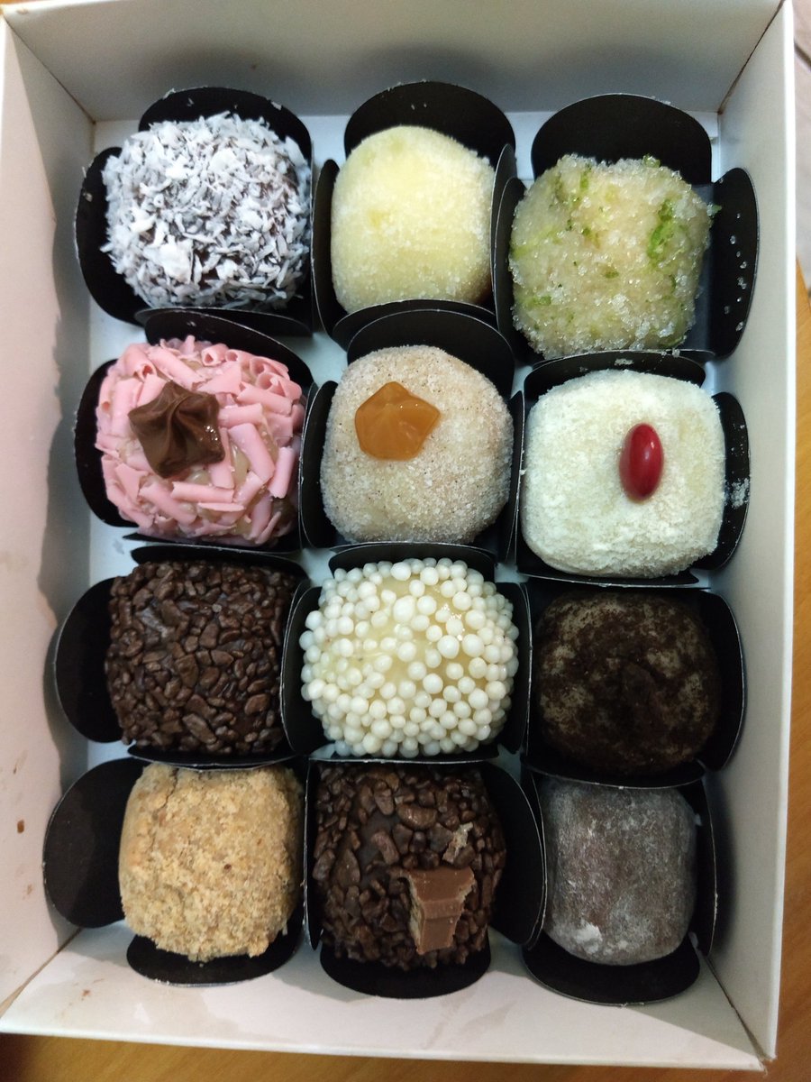 mikaazanettini's tweet image. Gente, eu e minha irmã estamos fazendo brigadeiros gourmet para pagarmos nosso curso. Quem quiser é só nos chamar ou da um RT pra nos ajudar a divulgar. Obrigadaaa 🙏🏻