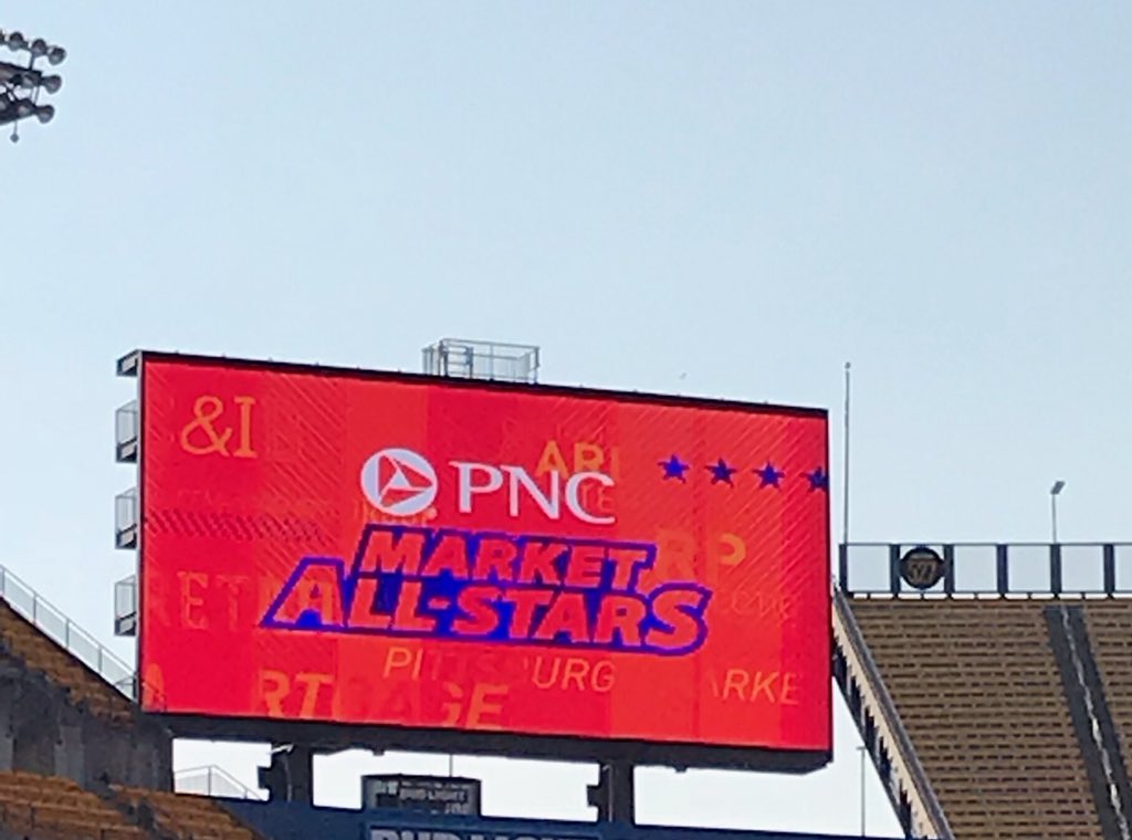 JasonB_PNC's tweet photo. Capping off a terrific evening, @PNCBank #Pittsburgh Regional Pres., @lrcestello, congratulates each of this years All-Stars. A fantastic night at @heinzfield. https://t.co/nmx8kBOIDM