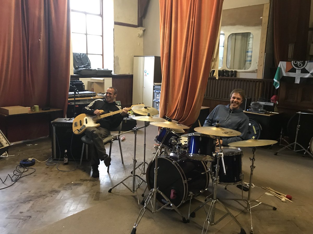 anweledig25's tweet photo. Heno, yn ein jam cynta ers 2007, da ni wedi sylweddi faint o riffs sydd yn y caneuon... #jam #mo @cargwyllt @SesiwnFawr https://t.co/M1h8mUppIc