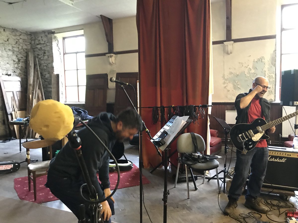 anweledig25's tweet photo. Heno, yn ein jam cynta ers 2007, da ni wedi sylweddi faint o riffs sydd yn y caneuon... #jam #mo @cargwyllt @SesiwnFawr https://t.co/M1h8mUppIc