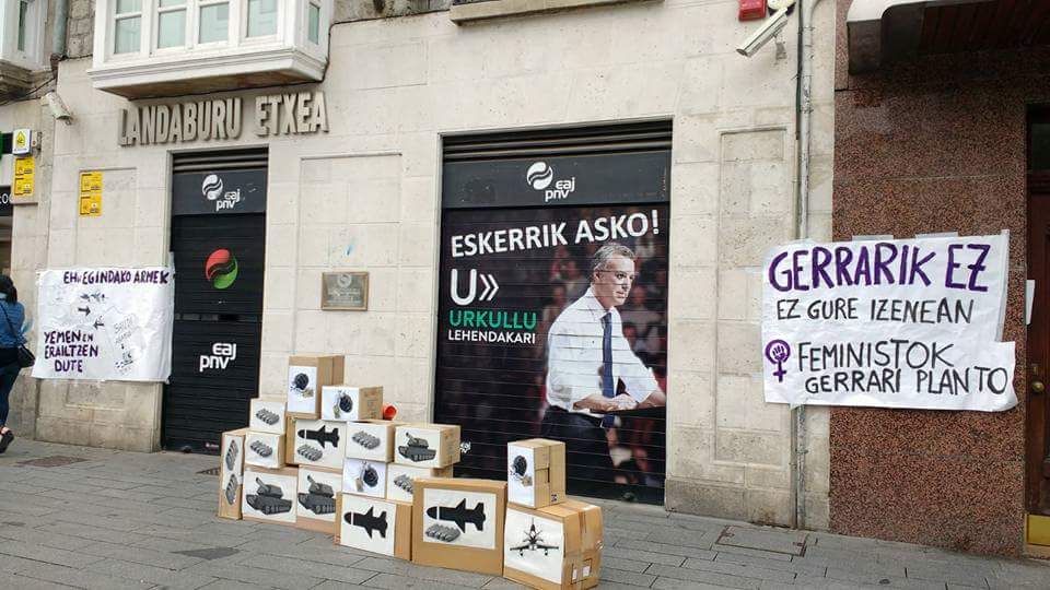 MelisaPrzG's tweet photo. Acción del movimiento feminista de Euskal Herria en Gasteiz por el #DíaDeMujeresContraLaGuerra Denunciando que el Gobierno Vasco y el PNV disfrazan de I+D la industria armamentistica vasca.
#FeministokGerrariPlanto #M24 @bakeportua https://t.co/1Au0jVbOxP