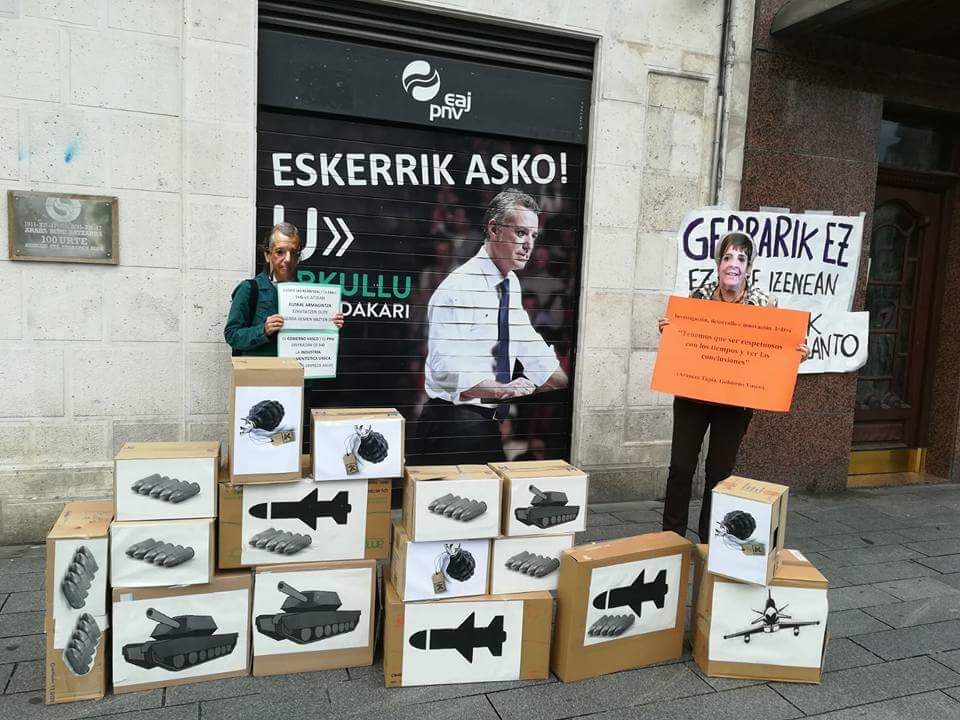 MelisaPrzG's tweet photo. Acción del movimiento feminista de Euskal Herria en Gasteiz por el #DíaDeMujeresContraLaGuerra Denunciando que el Gobierno Vasco y el PNV disfrazan de I+D la industria armamentistica vasca.
#FeministokGerrariPlanto #M24 @bakeportua https://t.co/1Au0jVbOxP