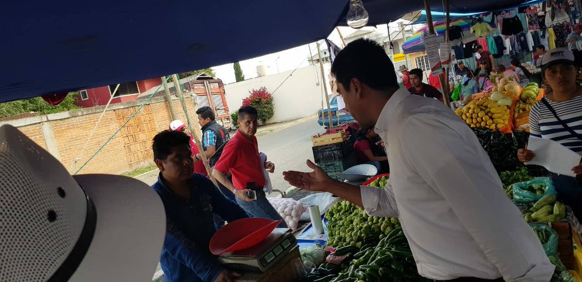 LaloZacatelco's tweet photo. Al caminar por las diferentes juntas auxiliares de #Cholula tenemos la oportunidad de sentir y vivir un poco de lo que día a día viven en cada una de ellas, hoy así fue en San Francisco Coapan. Vamos a trabajar para hacer el cambio. #RescatemosCholula #VoyConLalo https://t.co/mkTb5B01zU