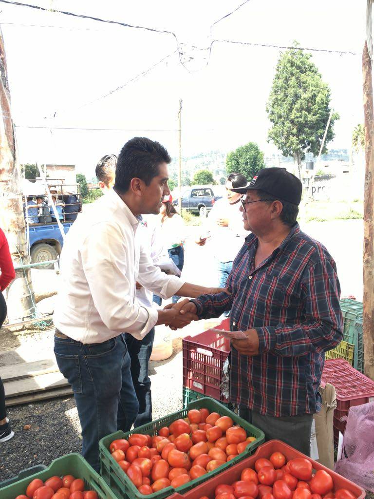 LaloZacatelco's tweet photo. Al caminar por las diferentes juntas auxiliares de #Cholula tenemos la oportunidad de sentir y vivir un poco de lo que día a día viven en cada una de ellas, hoy así fue en San Francisco Coapan. Vamos a trabajar para hacer el cambio. #RescatemosCholula #VoyConLalo https://t.co/mkTb5B01zU