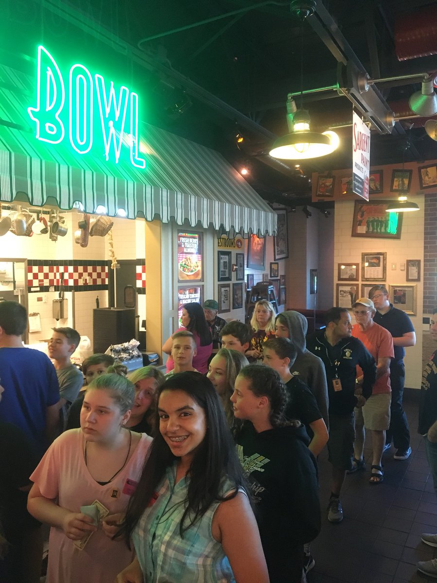 tgatsios's tweet photo. Bus #1 back in town... dinner at Portillo's @HCMSTigers157c #HCMSinSpringfield https://t.co/Vc90iWGrXe