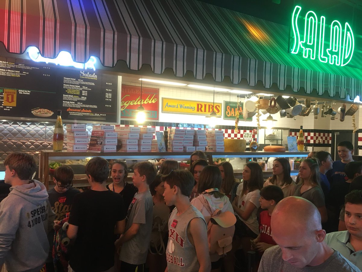 tgatsios's tweet photo. Bus #1 back in town... dinner at Portillo's @HCMSTigers157c #HCMSinSpringfield https://t.co/Vc90iWGrXe