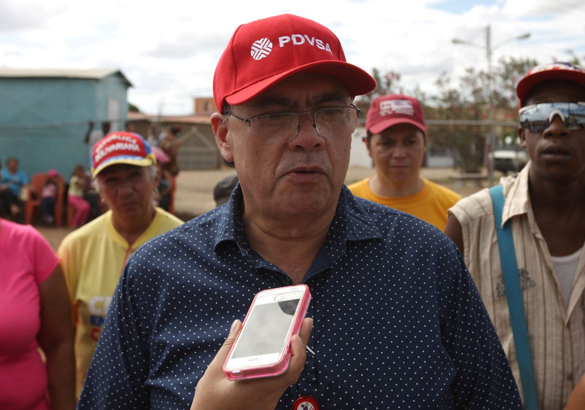 AyacuchoFPO's tweet photo. #24May | Director Ejecutivo de la Faja Petrolifera del Orinoco Hugo Chavez @Viloria_PDVSA entrega bomba de agua en comunidad San Antonio de #ElTigre, beneficiando a mas de 1200 familias | #DialogoPazYProsperidad https://t.co/XV0qjVi2LB