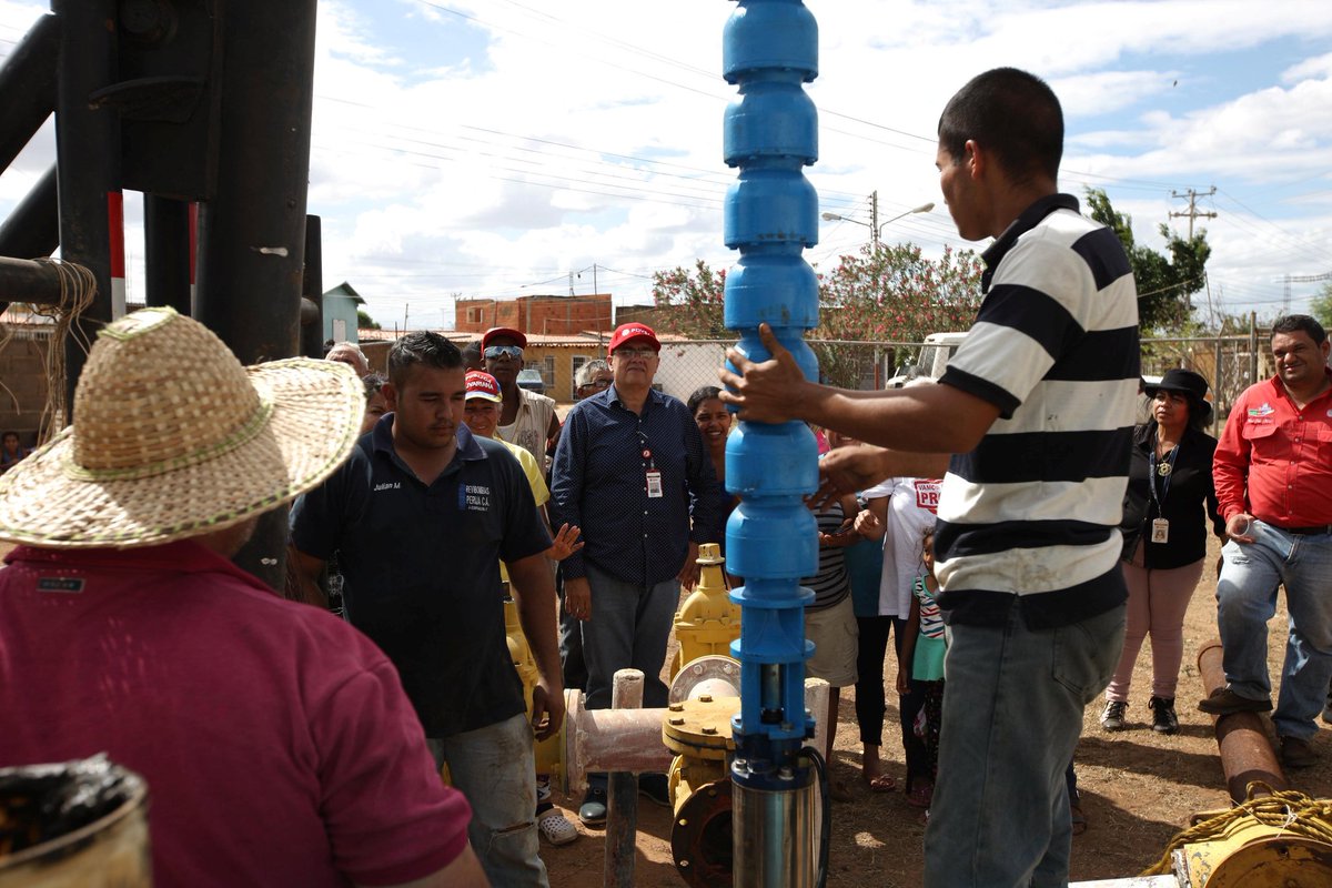AyacuchoFPO's tweet photo. #24May | Director Ejecutivo de la Faja Petrolifera del Orinoco Hugo Chavez @Viloria_PDVSA entrega bomba de agua en comunidad San Antonio de #ElTigre, beneficiando a mas de 1200 familias | #DialogoPazYProsperidad https://t.co/XV0qjVi2LB