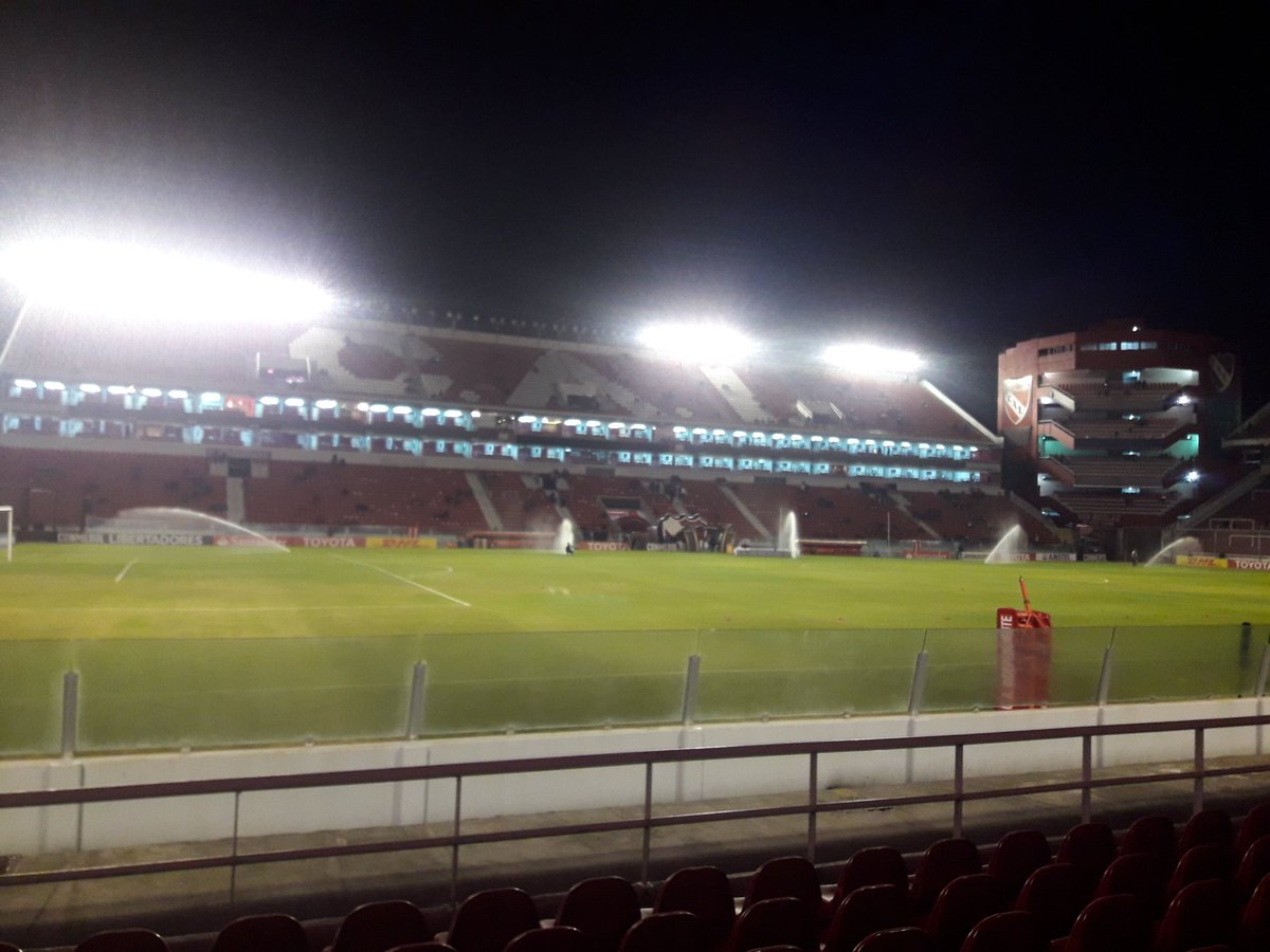 #Independiente | ya comenzaron con el riego del campo de juego en el Libertadores de América. Via:<a href="/ferczuk/">Fernanda Herasimczuk</a>