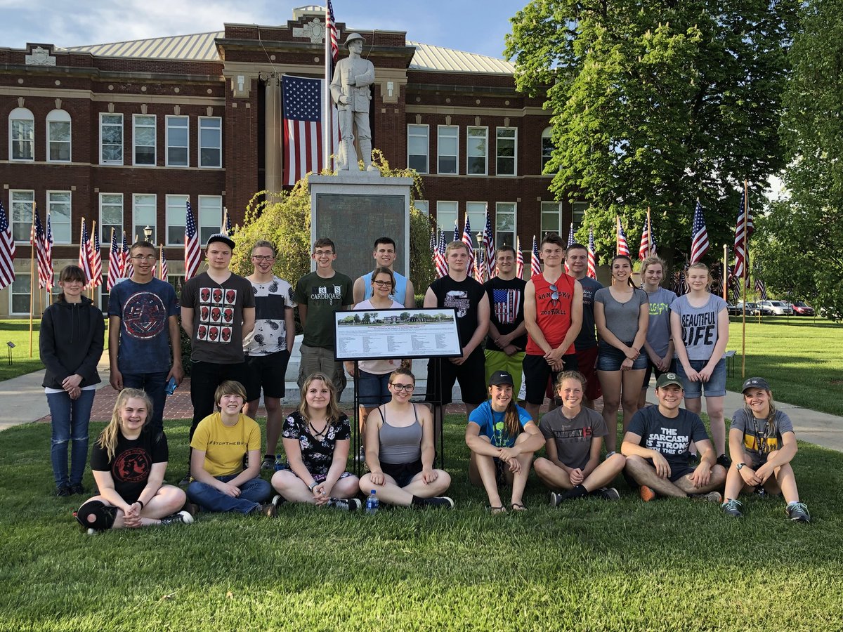 ecarlsonshs's tweet photo. Memorial Day Flag Set-up Crew! Thanks for your help #StudentsSHS https://t.co/enslPK6JMA