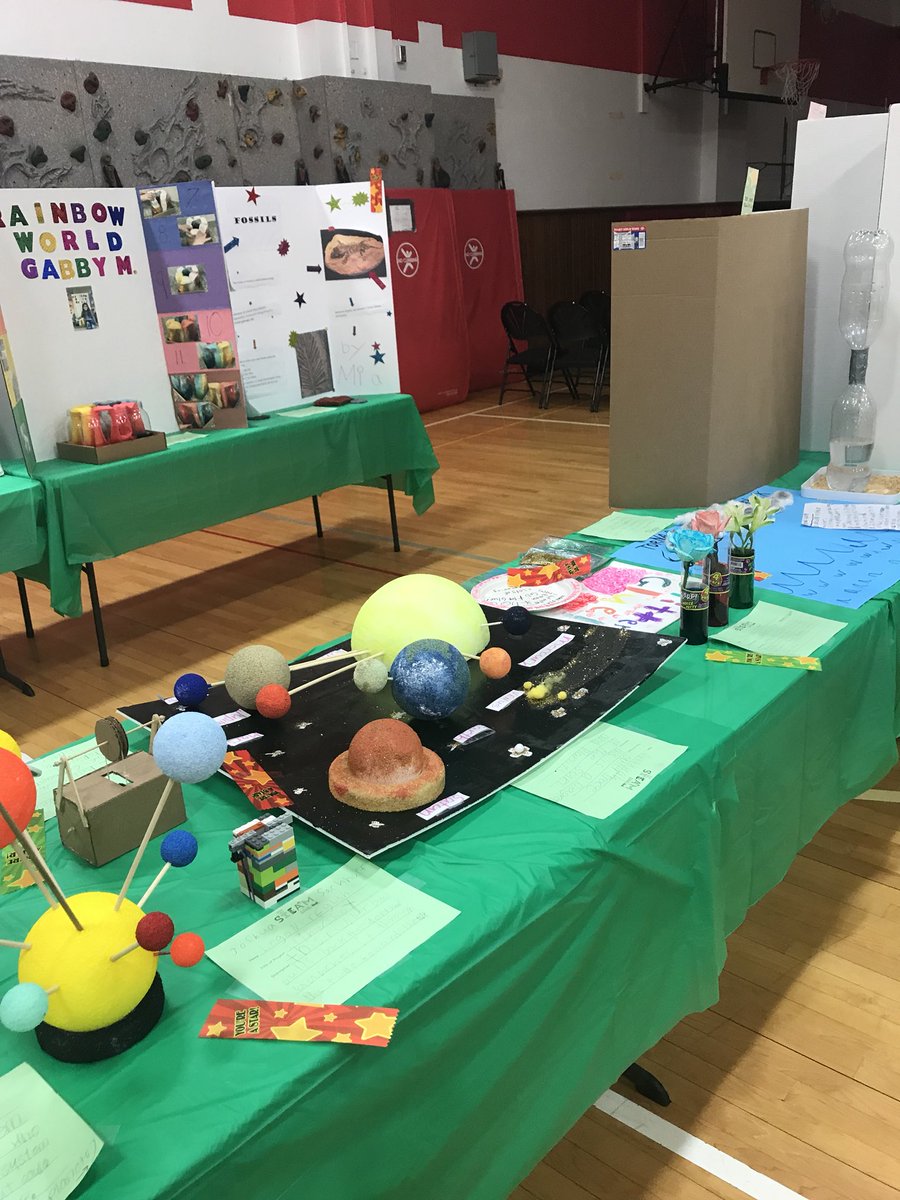 CGFirstGrade's tweet photo. Great Work First Grade! Awesome projects and research 👩‍🔬👨‍🔬🔬📚 #soproud #STEAMNight @CenterGroveES https://t.co/yD51QGpRgV