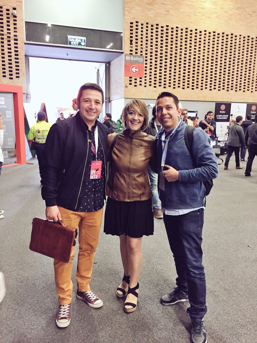 andresovalle8's tweet photo. “las historias no solo se recuerdan con facilidad, sino que poseen el poder para inspirar y ofrecen a la gente común la posibilidad de transformarse en héroes” fue un placer conocer en persona @Rodrigo_Saa y @EliaGuardiola en #EXMA2018 #EXMALover @Expomarketing_ https://t.co/zOQraAeBwI