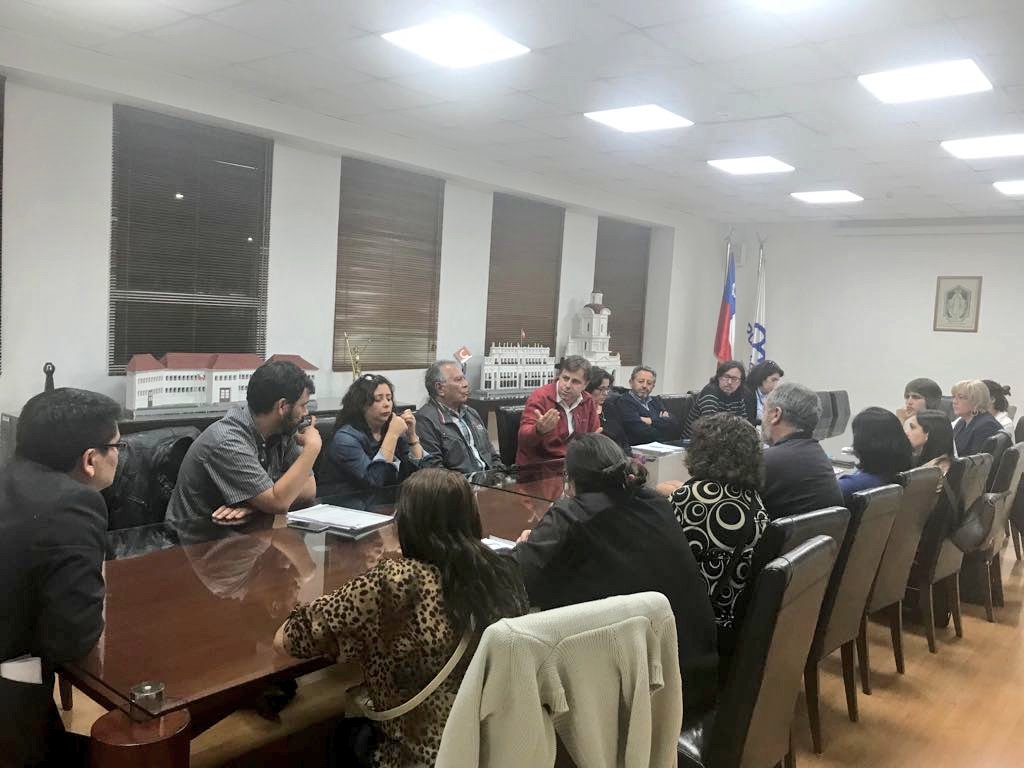 germancodina's tweet photo. En estos momentos me encuentro con vecinos de Villa Parque El Arrayán para conversar y ver alternativas para ayudarles en sus preocupaciones. Junto a nuestros equipos municipales estamos para apoyarlos. https://t.co/NDgVgkGMi6