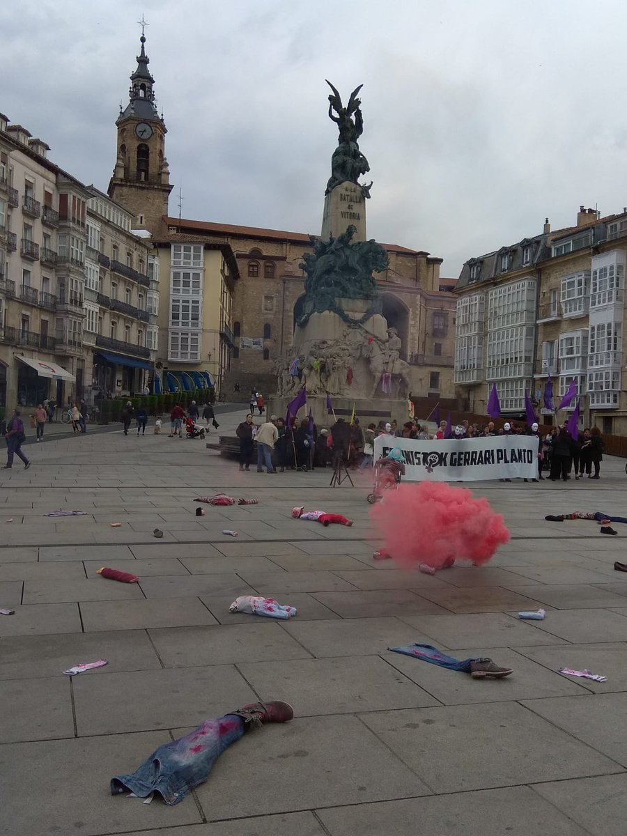 MelisaPrzG's tweet photo. Acción hoy en Gasteiz 
del movimiento feminista 
de Euskal Herria por el #DíaDeMujeresContraLaGuerra. 
Porqué la guerra empieza aquí.
#FeministokGerrariPlanto #M24 
@bakeportua https://t.co/XVruEEfKK8