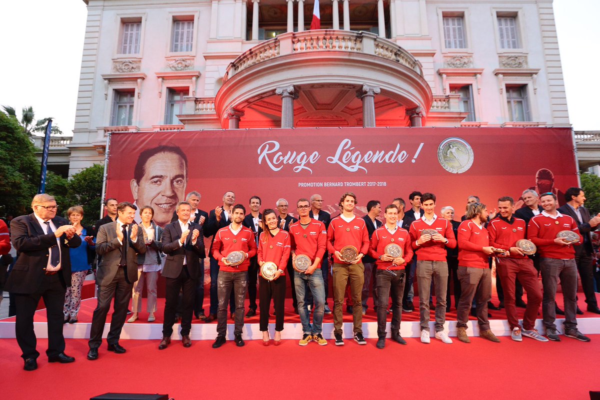 cestrosi's tweet photo. Les #PullsRouges ont contribué à faire de la France 🇫🇷 le pays de l'excellence dans le domaine du ski. https://t.co/Mw6Nbw9HoX