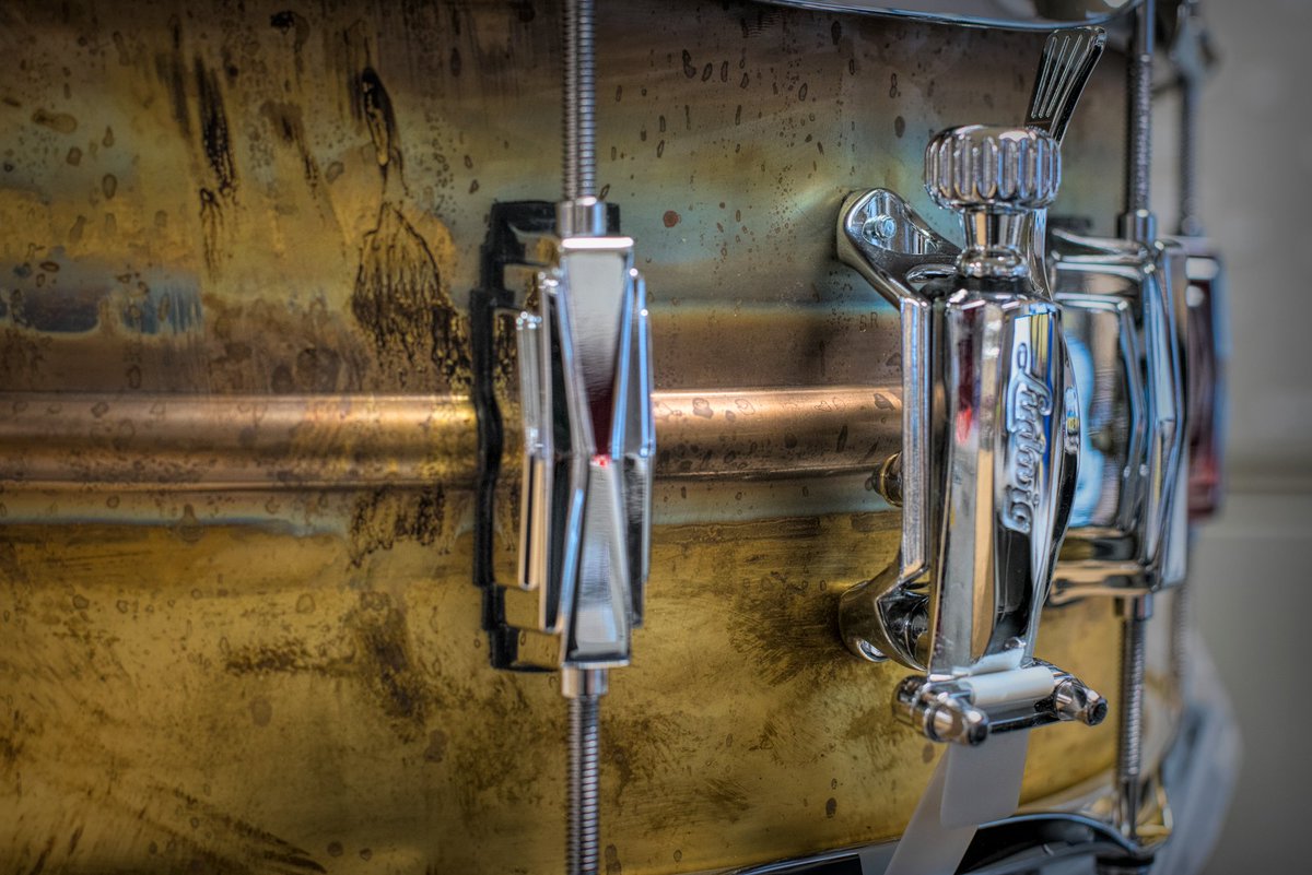 LudwigDrumsHQ's tweet image. Raw Brass Snare with P88AC  👀

More info: bit.ly/2HmXUVS