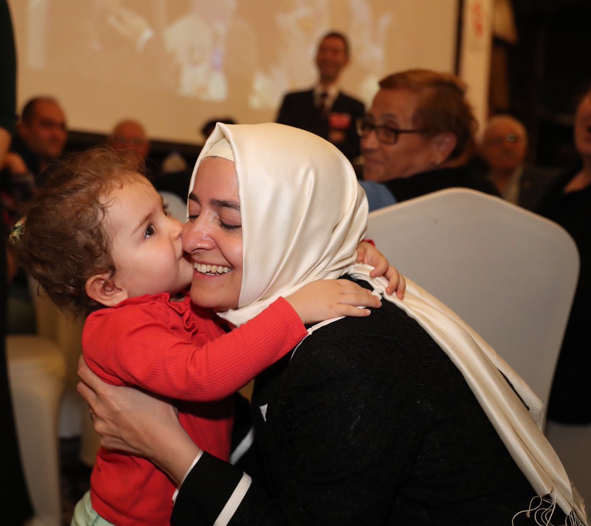 Bakanımız <a href="/drbetulsayan/">Dr.Betül Sayan Kaya 🇹🇷</a> Allah, vatan, ezan ve bayrak uğruna canını feda etmeyi göze alan Kahraman Gazilerimizle iftar sofrasında bir araya geldi. #Ramazan