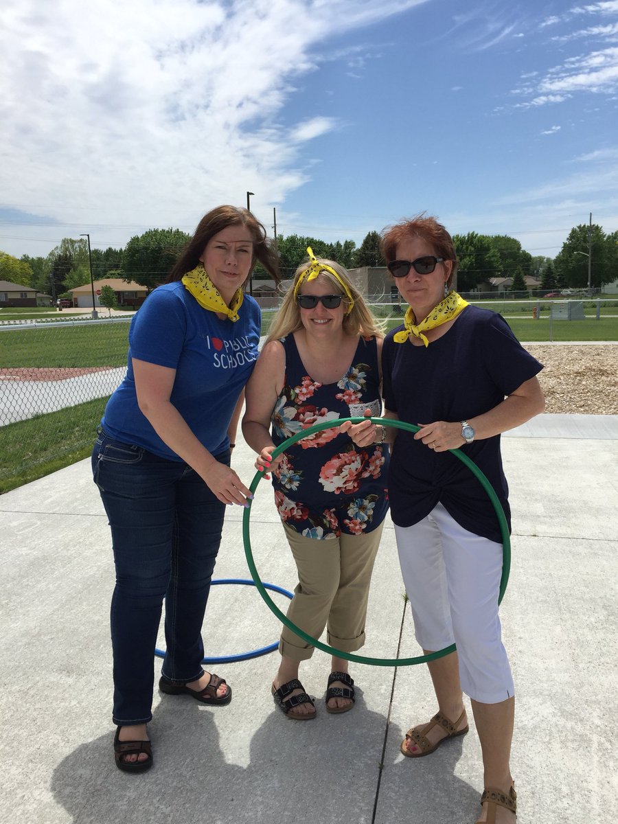 JanetJdobbins's tweet photo. Hula hula hoops #GIStarr https://t.co/HXLI09A4Qu