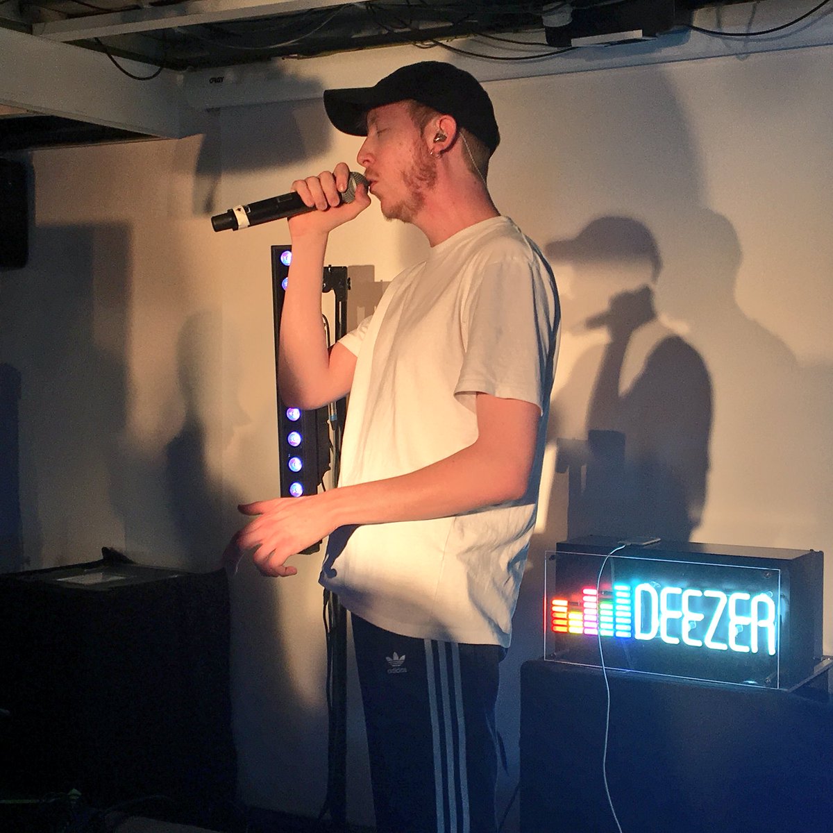 DeezerFR's tweet photo. Ce soir, certains de nos plus fidèles utilisateurs ont été invités à découvrir les coulisses de Deezer : enregistrement de notre podcast #Retro2050, présentation du travail éditorial et de recommandation musicale et showcase d’@eddydepretto, artiste #DeezerNext 🎤 #DeezerVIP https://t.co/q0nJS7TXYd