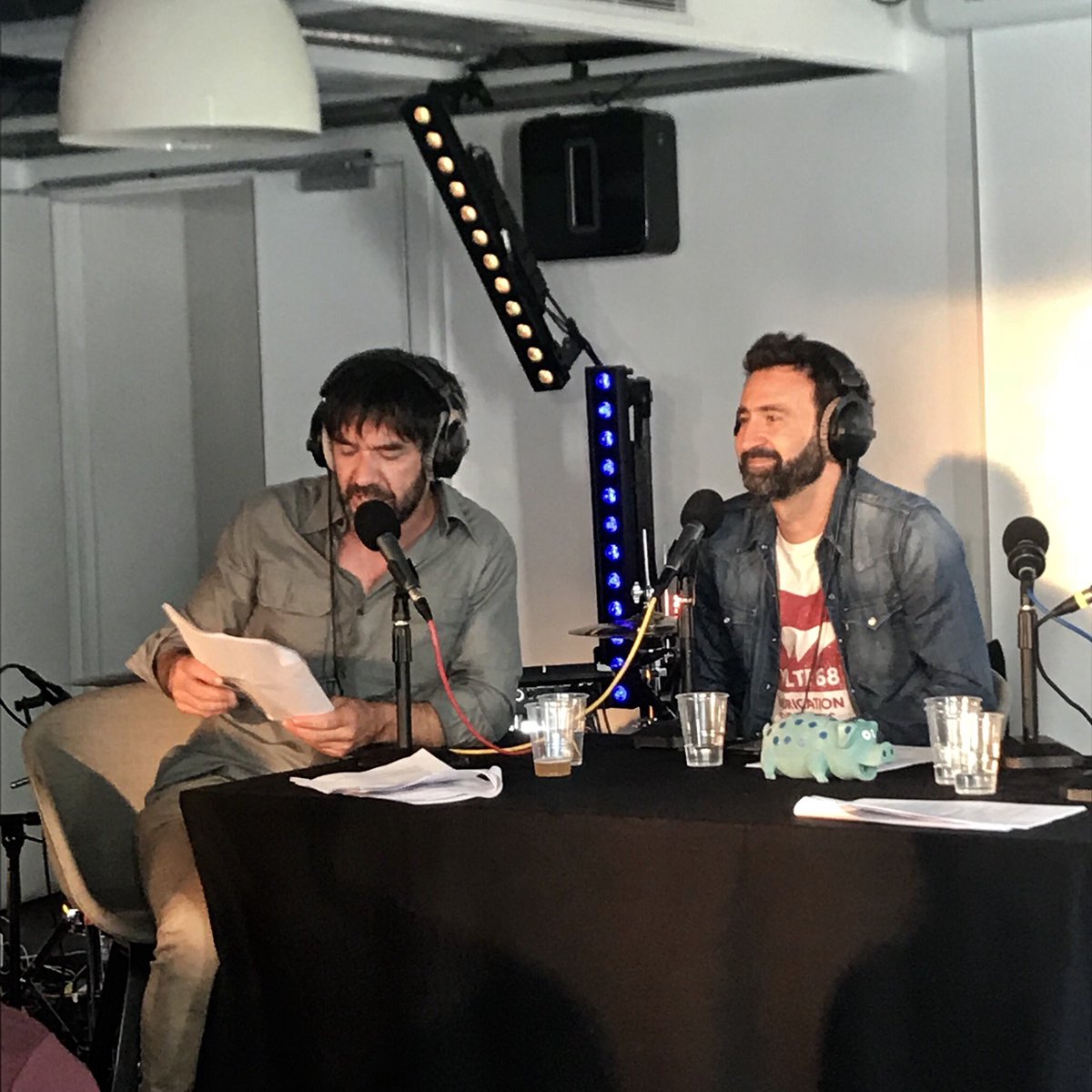 DeezerFR's tweet photo. Ce soir, certains de nos plus fidèles utilisateurs ont été invités à découvrir les coulisses de Deezer : enregistrement de notre podcast #Retro2050, présentation du travail éditorial et de recommandation musicale et showcase d’@eddydepretto, artiste #DeezerNext 🎤 #DeezerVIP https://t.co/q0nJS7TXYd