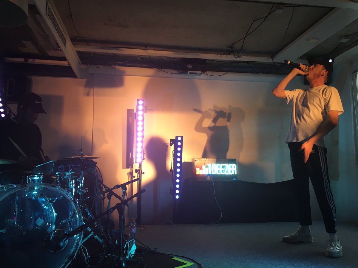 DeezerFR's tweet photo. Ce soir, certains de nos plus fidèles utilisateurs ont été invités à découvrir les coulisses de Deezer : enregistrement de notre podcast #Retro2050, présentation du travail éditorial et de recommandation musicale et showcase d’@eddydepretto, artiste #DeezerNext 🎤 #DeezerVIP https://t.co/q0nJS7TXYd
