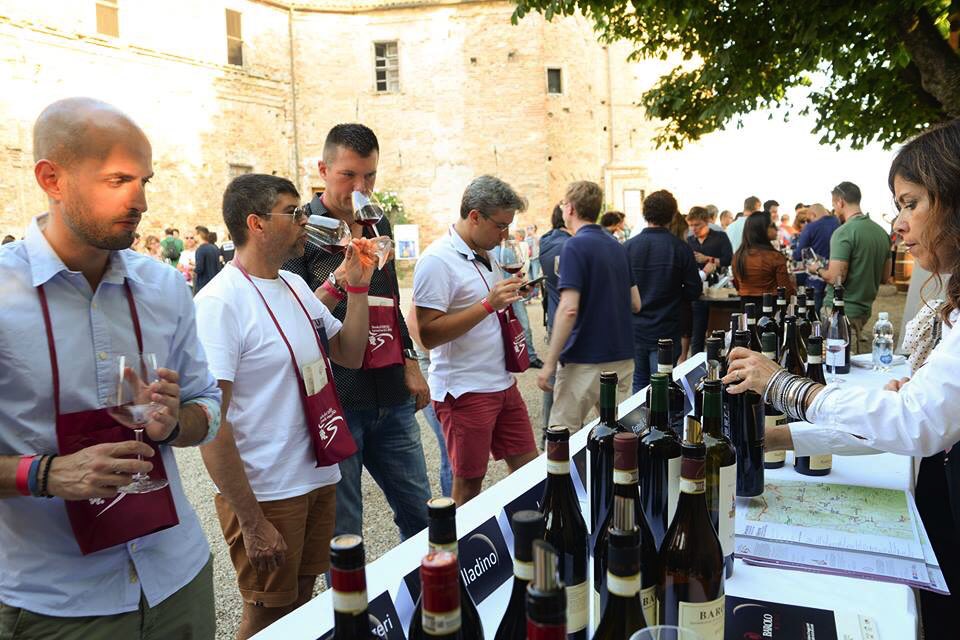 DarioBragaglia's tweet photo. #Roddi (Cuneo) “Io, Barolo 2018” Sabato 26/5 torna l’appuntamento di primavera dedicato al re dei vini con una degustazione itinerante nel concentrico medievale del paese della #Langa a pochi km da #Alba. A margine dell’evento principale,  in programma le wine tasting experience https://t.co/MCFSuWJtpr