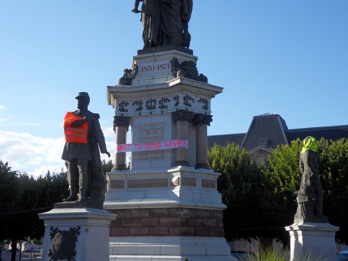 FFMC90's tweet photo. @cashinvestigati @NicoVesco @CGueant #CashInvesigation
On demande pardon ! 
à l'époque à #Belfort en 2011 on savait pas. 
En face de @Prefet_90 on aurait dû plutôt écrire "Guéant tu te gaves"
On est vraiment désolés.

#CISR 2011 souvenez-vous : On met un gilet jaune, on ôte les panneaux radars &amp; so on. https://t.co/kkCU3DlFPj