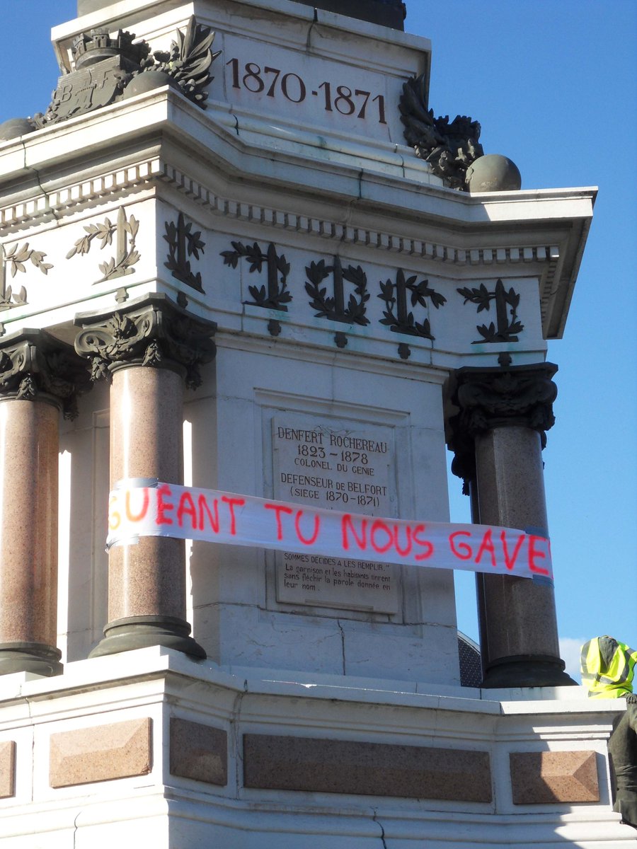 FFMC90's tweet photo. @cashinvestigati @NicoVesco @CGueant #CashInvesigation
On demande pardon ! 
à l'époque à #Belfort en 2011 on savait pas. 
En face de @Prefet_90 on aurait dû plutôt écrire "Guéant tu te gaves"
On est vraiment désolés.

#CISR 2011 souvenez-vous : On met un gilet jaune, on ôte les panneaux radars &amp; so on. https://t.co/kkCU3DlFPj