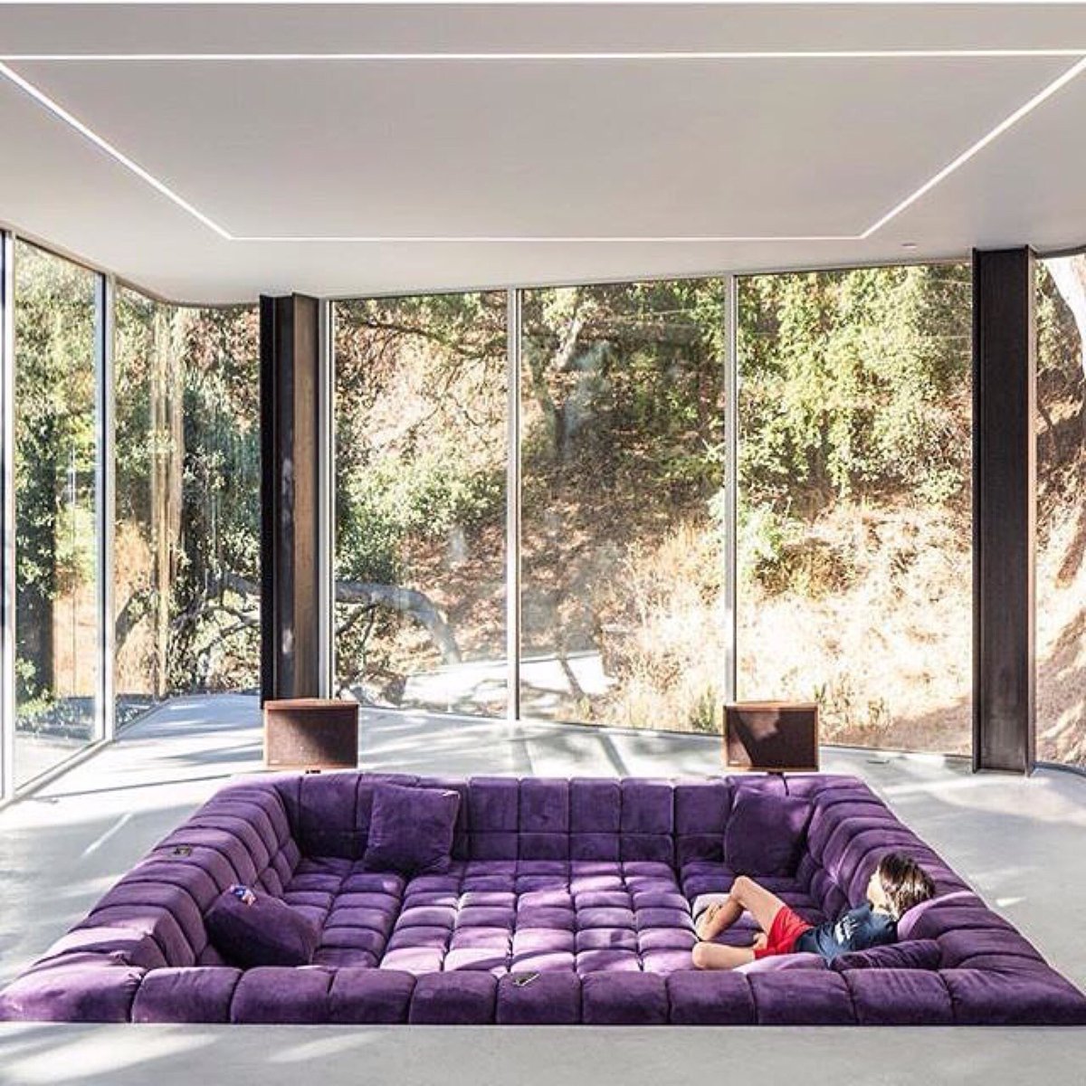 #RoomGoals? We thinks so! 
🤓What are your thoughts on this space? 
👉🏻Like &amp; Comment for more!
📷 : @modarchitecture #glassexpanse #BringingTheOutdoorsIn #luxurylife