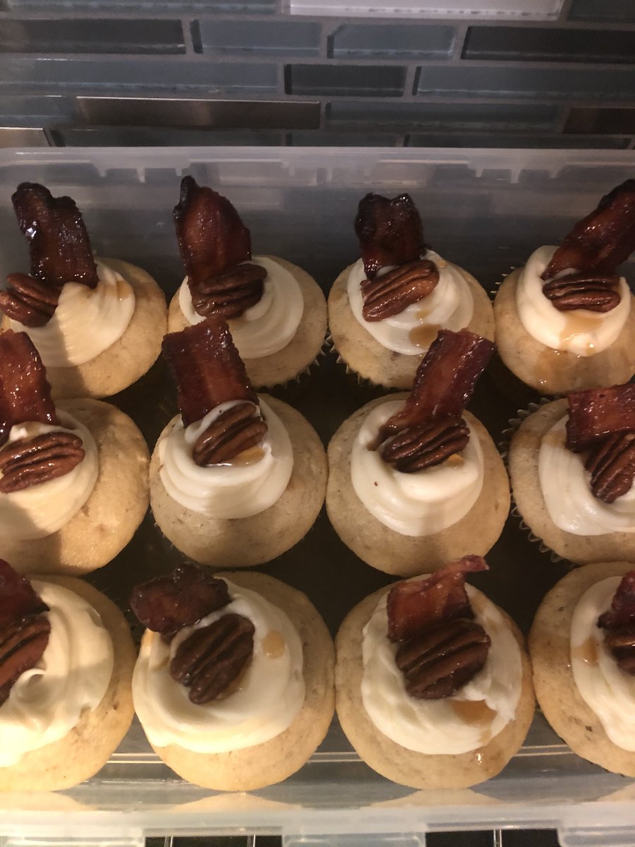 abuffordboy's tweet photo. Banana nut pancake cupcake with a maple buttercream frosting and some candies bacon and sea salted pecan on top. #sweetgeniustreats https://t.co/eU7KINRv73