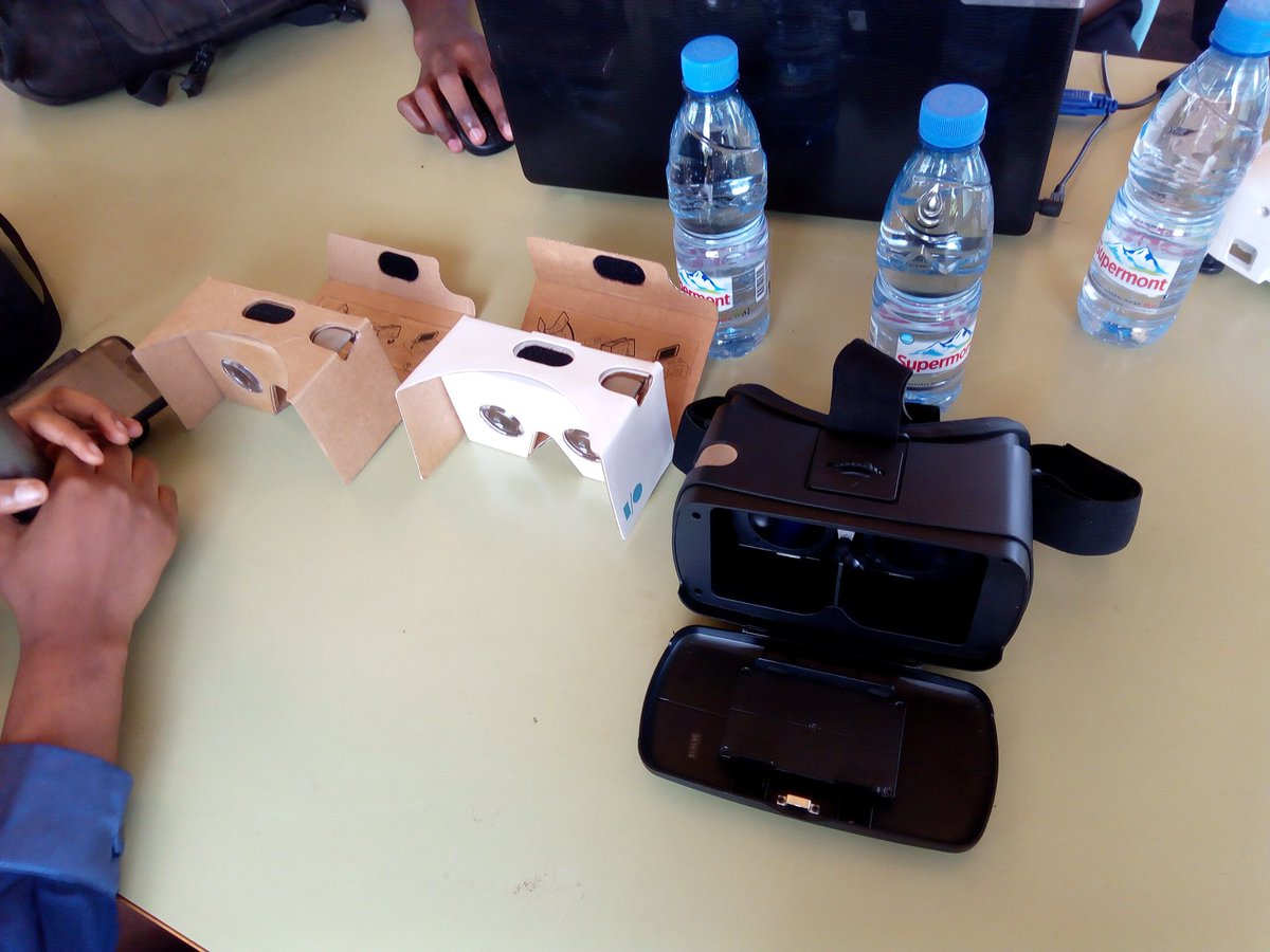 ingrid_twins's tweet photo. Une journée enrichissante.
Une fois de les Women étaient à l'honneur avec @WTMYaounde @GDGYaounde Pour nous apprendre un peu plus sur la Réalité virtuelle #VR et des applications. @Cyprien_T @Chrispandja nous a présenté les objectifs du WTM. Les JUIN à Yaoundé 1 amphi 502. https://t.co/osnI3qZjbJ