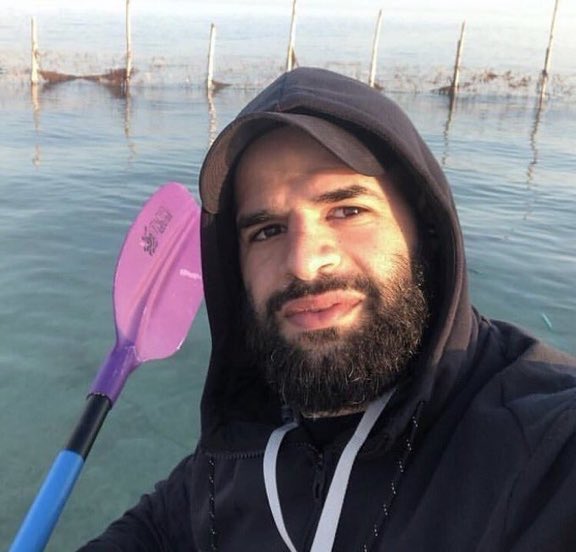 ASIALDHAFEERI's tweet photo. Saud Faisal Al-Musallam a Kuwaiti diver, who is lost by sea since last Friday.He was diving in Aryaq Aldurar at south Kuwait. Efforts are being made to search for him.If you found any information about him please contact his bro @SalehAlmusallam+96599998903
#Mekunu
#إعصار_Mekunu https://t.co/tUHCcOF1IJ